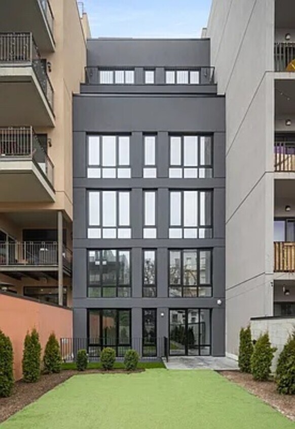 Building Photo - 28 E 13th St