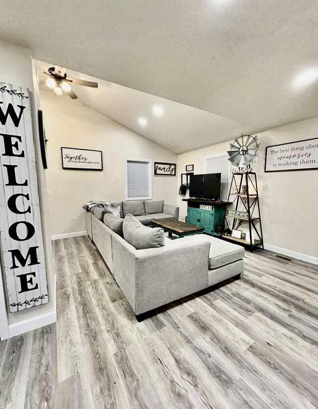 Building Photo - 407 W 13th St