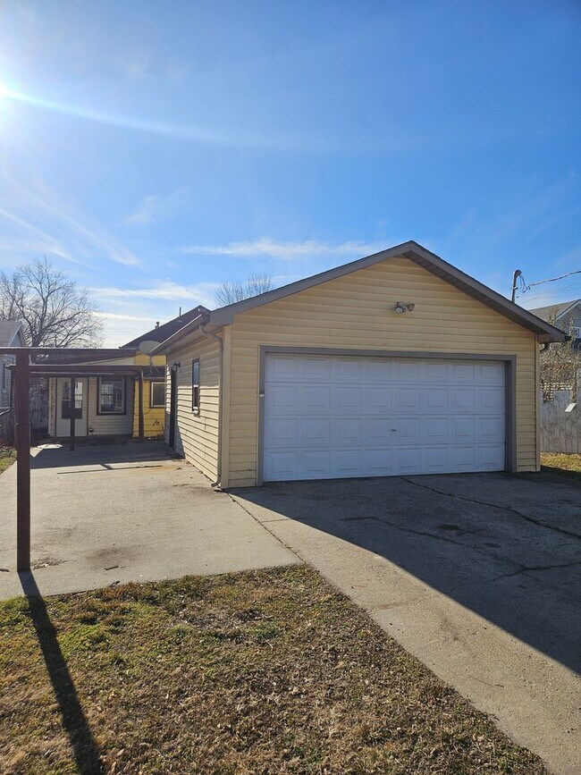 Foto del edificio - Spacious 2 Bedroom 1 Bath with 2 car Garage