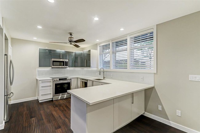 Foto del edificio - 5242 Memorial Dr