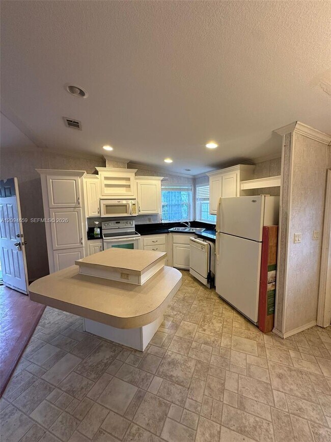 Foto del edificio - 21631 NW 8th Ct