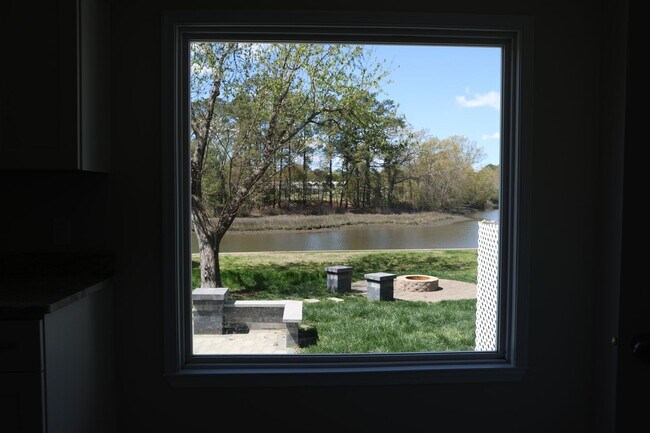 Foto del edificio - Fabulous neighborhood 4 BR home right on Elizabeth Lake