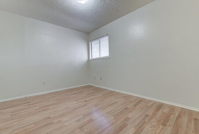 Foto del edificio - 300 Villa Oaks Cir