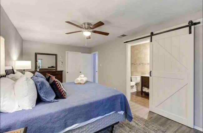 Building Photo - 802 Thrasher Dr