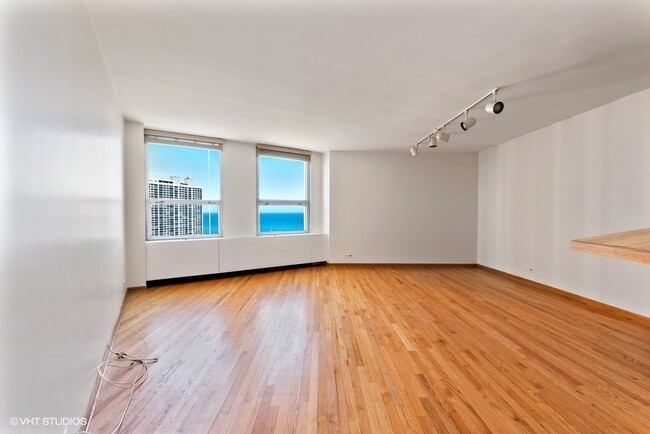 Building Photo - 2626 N Lakeview Ave
