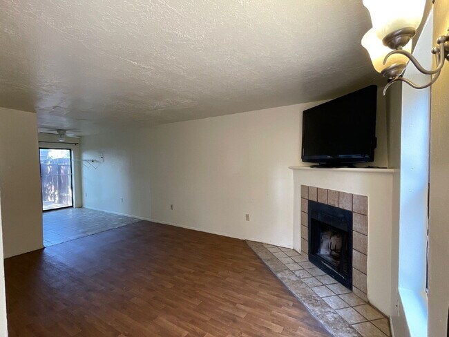 Building Photo - Two bdm townhouse style unit with private ...