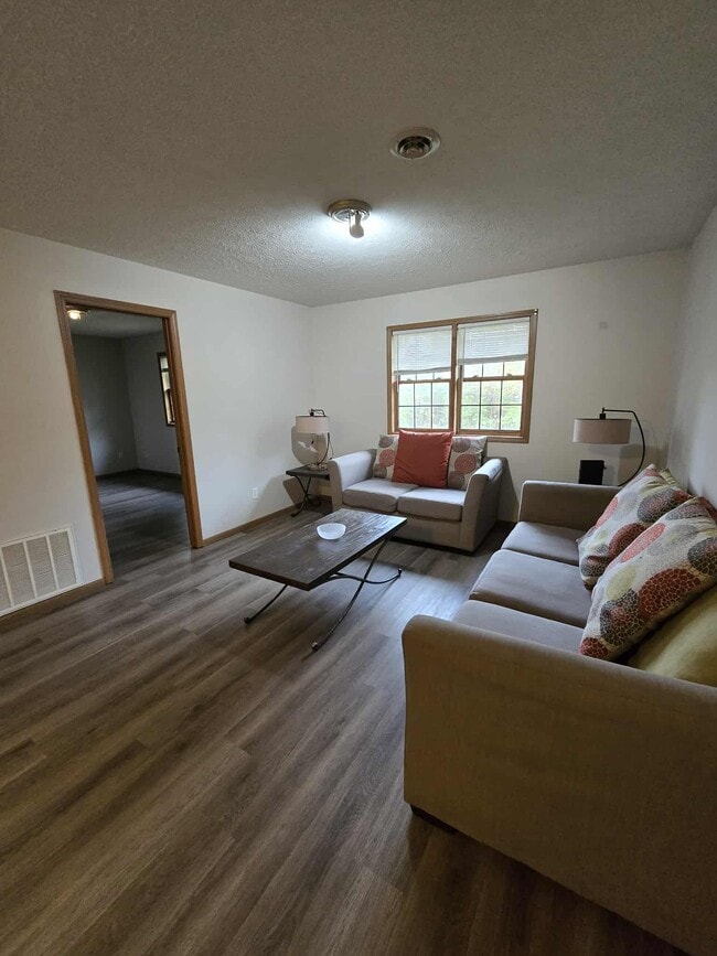 Building Photo - 115 Holly Dr