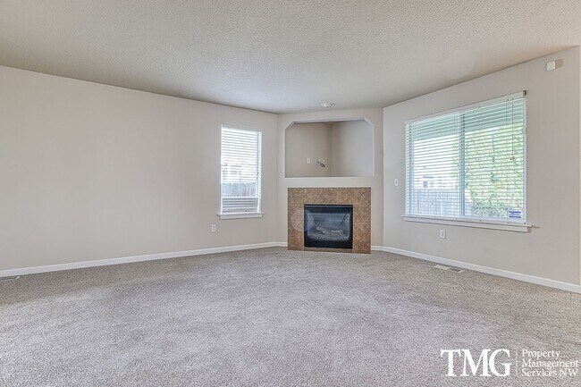 Foto del edificio - Spacious 4 bedroom, 2.5 bathroom, Two Stor...