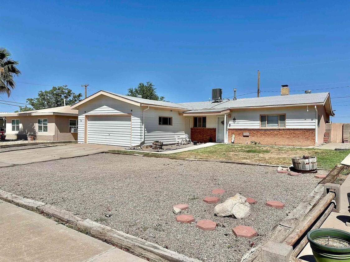 Foto principal - Well Maintained 3bd/2ba Home With Large Bo...