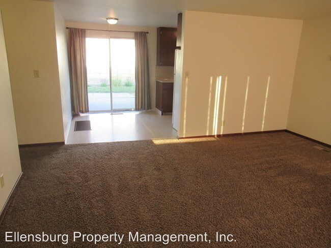 Building Photo - 208-210 N Poplar St