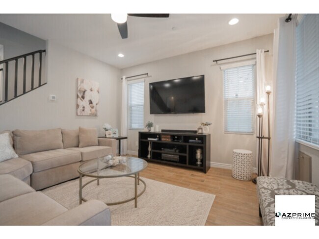 Building Photo - Live Luxuriously in Scottsdale with this s...