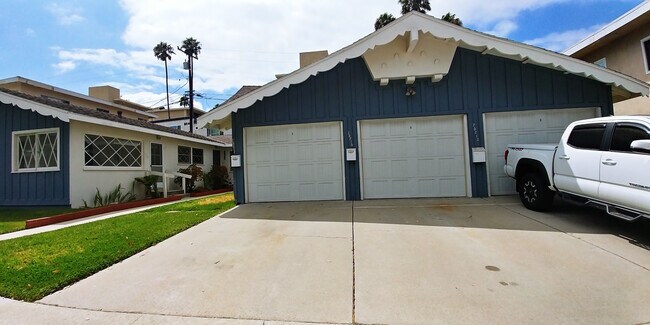 Center garage at side of unit - 25217 Loytan St