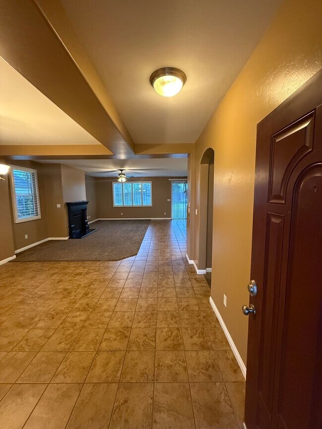 Building Photo - Spacious 4-Bedroom Home in Terra Vista
