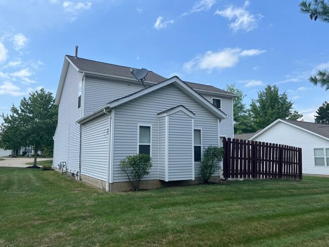 Building Photo - Recently renovated and large 3bed, 2.5 hom...