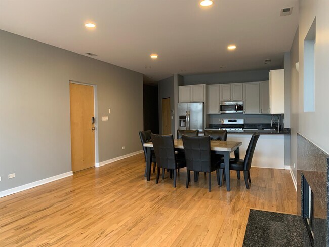 Building Photo - 2302 W North Ave