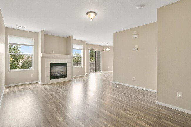 Building Photo - Townhome in Trail Ridge Neighborhood!