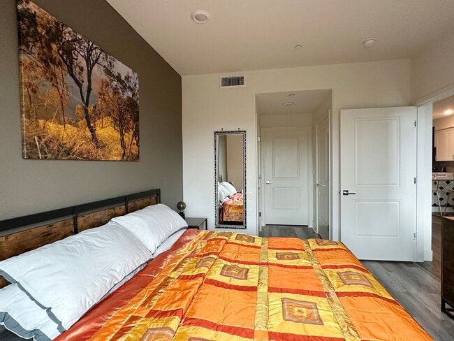 Building Photo - Fully Furnished Resort-Style Condo