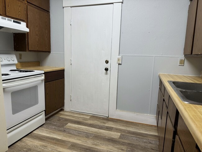 Building Photo - 414 7th St W