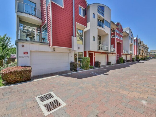 Foto del edificio - 6014 Fairdale Ln