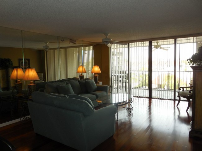 Foto del edificio - FURNISHED - Seasonal 2 bedroom 2 bath condo