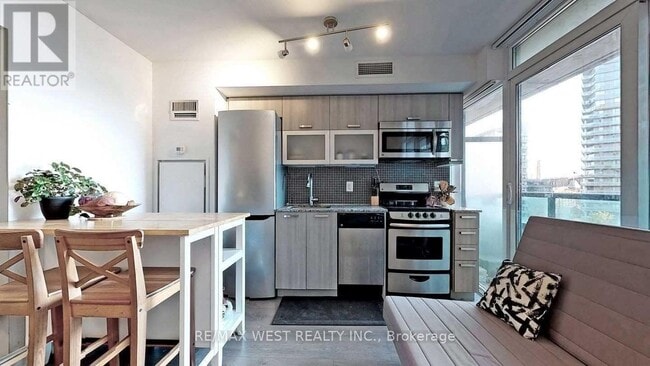 Building Photo - 36 Lisgar St