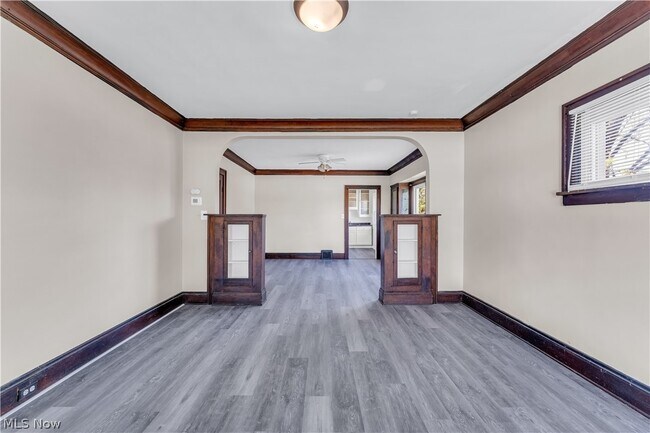 Foto del edificio - 9404 Cardwell Ave