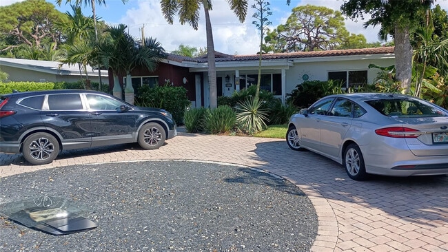 Foto del edificio - 803 NE 21st Dr