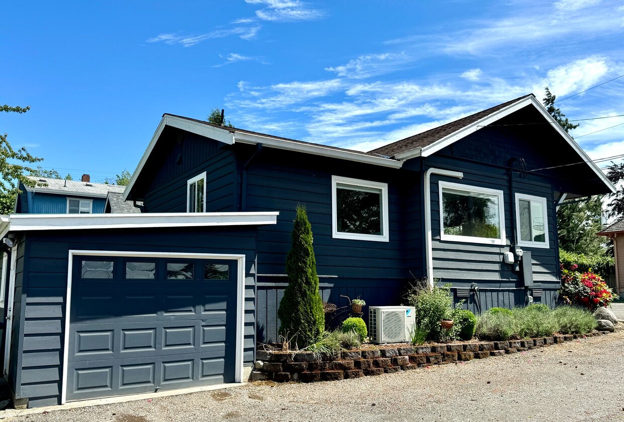 Primary Photo - The perfect Old Town Poulsbo VIEW Bungalow...