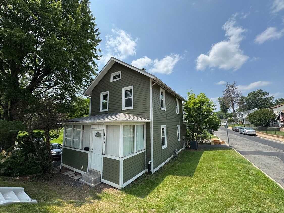 Primary Photo - Charming 2 Bed 1.5 Bath Single Family Home...
