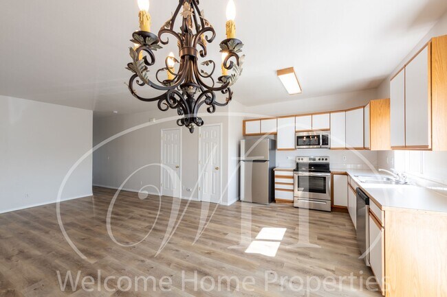 Foto del edificio - Enjoy the Open Floor Plan and Generous Storage in this College Place Duplex