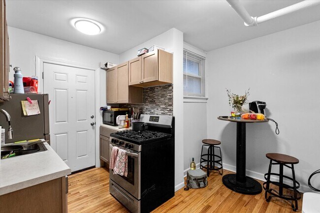 Foto del edificio - 652 W Oakdale Ave