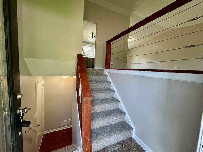 Building Photo - Welcome Home to This Beautifully Maintaine...