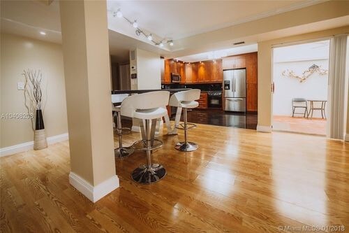 Foto del edificio - 323 Ives Dairy Rd