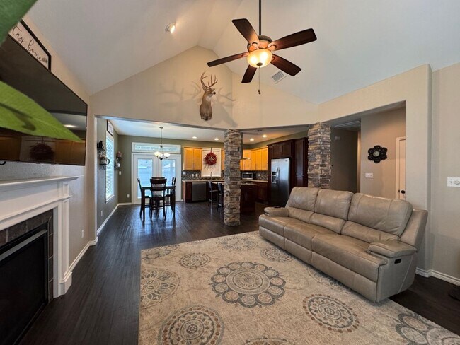 Building Photo - Gorgeous Home in Fleetwood!
