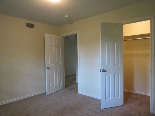 Foto del edificio - 8619 Jennie Lee Ln