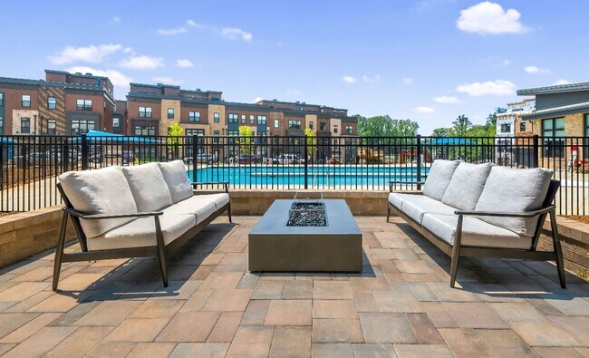 Foto del edificio - Sophisticated Rockville Corner Condo with Resort-Style Amenities, 2 Garage Parking Spaces