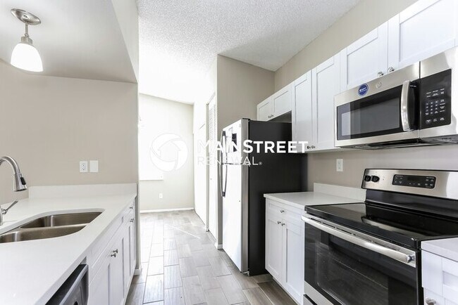 Building Photo - 3 Bedroom Pet-Friendly Home in Valrico, FL with Main Street Renewal