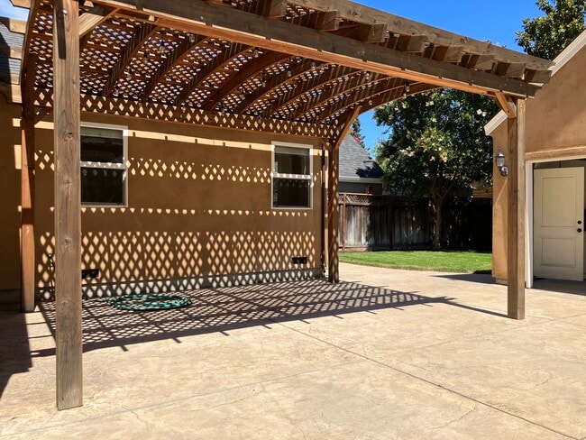 Building Photo - 1466 Iris Ct