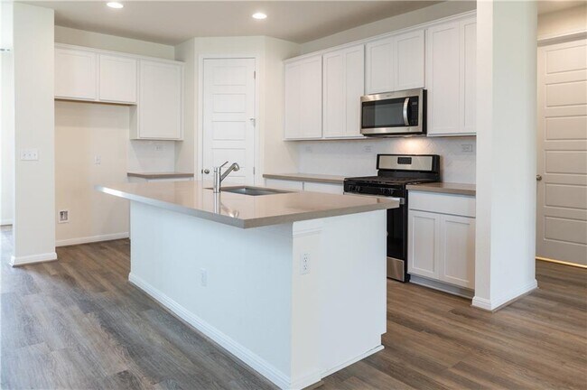 Building Photo - 112 Fluttermill Loop