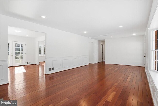 Foto del edificio - 3033 Sylvan Dr