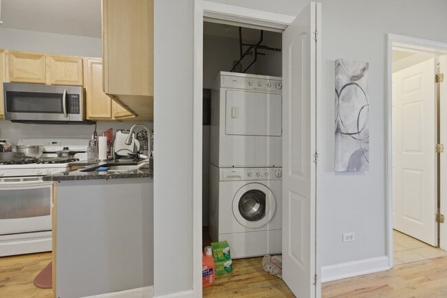 Foto del edificio - 1051 N Milwaukee Ave