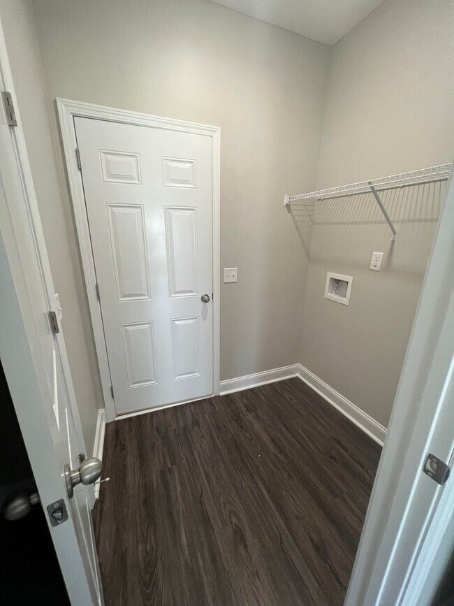 Foto del edificio - BEAUTIFUL 3 BED/2 BATH HOME IN GRIFFIN PARK!