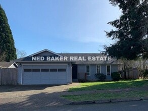 Building Photo - 2142 Maplewood Dr S