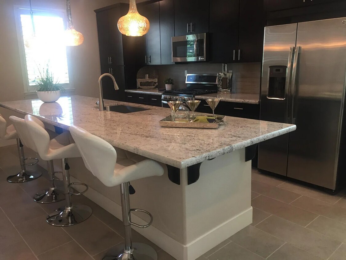 Foto principal - 3156 Maguire Way