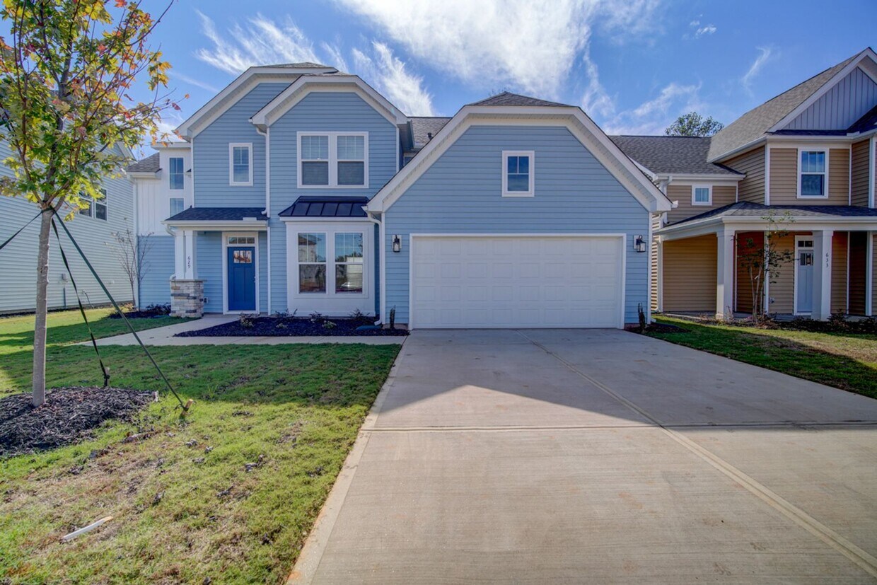 Foto principal - Gorgeous 4 BR, 3BA, Home with Loft, and 2 ...
