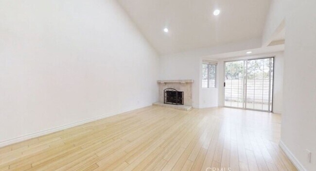 Building Photo - Gorgeous 3 Bed, 2.5 Bath in Irvine– Coming...