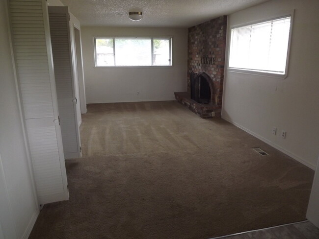 Foto del edificio - Spacious 3 Bedroom 1 3/4 Bath in Tacoma!!!!