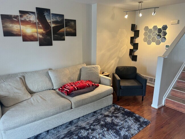 Foto del edificio - Beautiful townhome is Crown Point II!