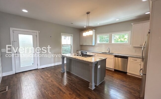 Foto del edificio - 3 Bed/2.5 Home with Fenced Yard / Pet-Friendly / Coming Soon!