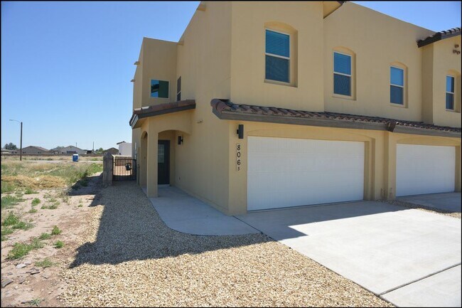 Building Photo - 806 Ts Daniel Cadena - B